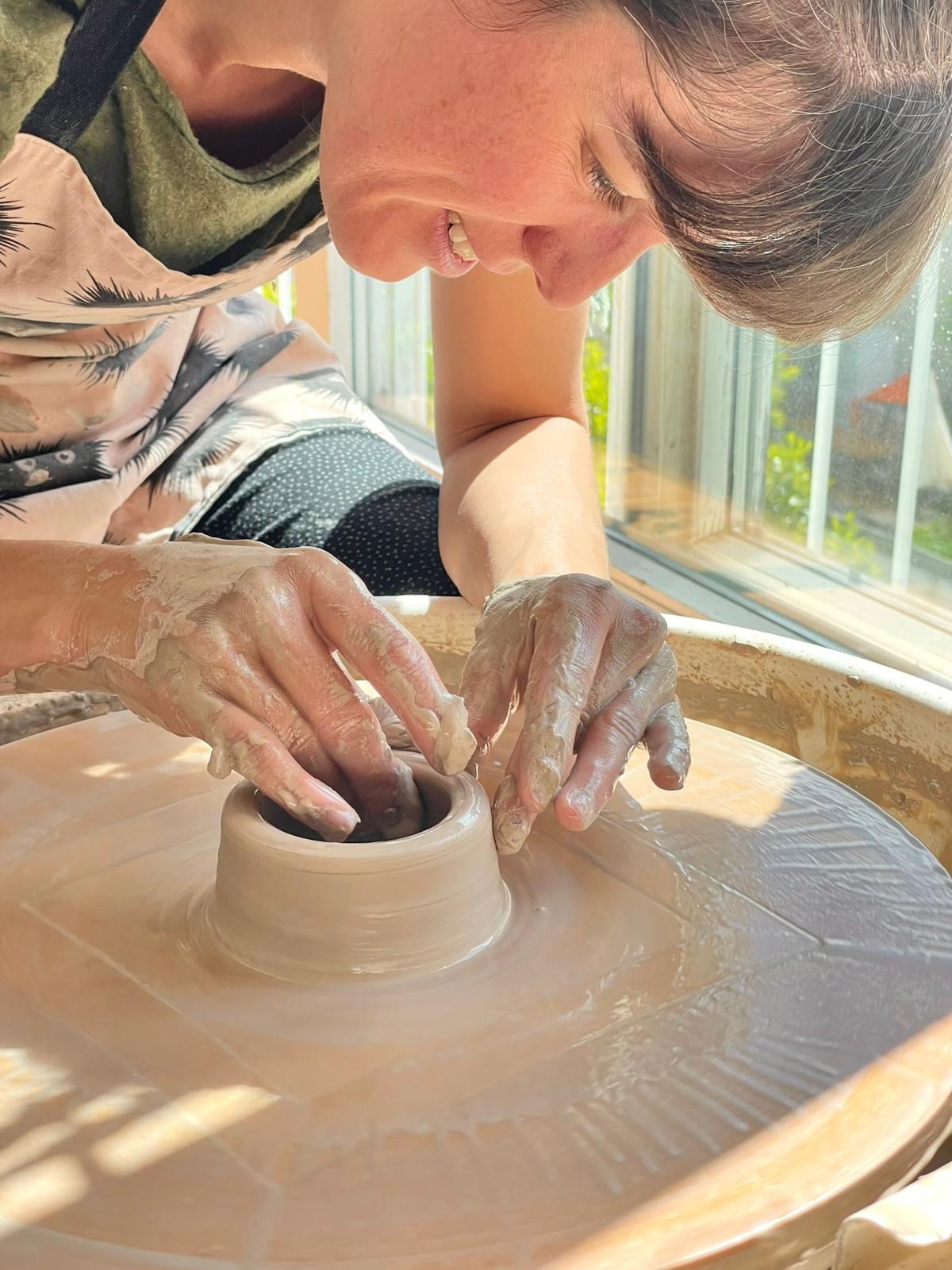 Création artisanale en poterie chez Crabi