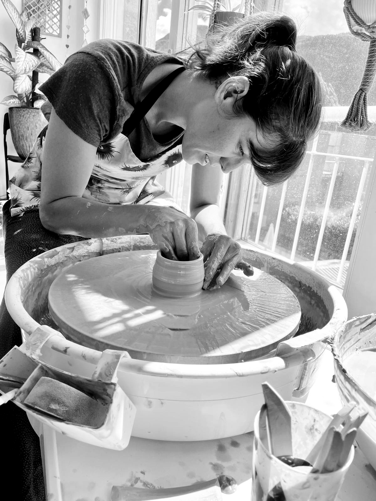 Angie en train de créer une pièce de poterie